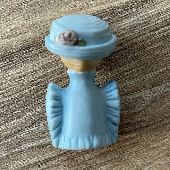 Vintage AVON American Fashion Silhouette Thimble Circa 1890 From 1982 EUC! - Picture 2 of 3